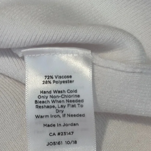 Elegant White V-Neck Women's Top - Picture 5 of 5